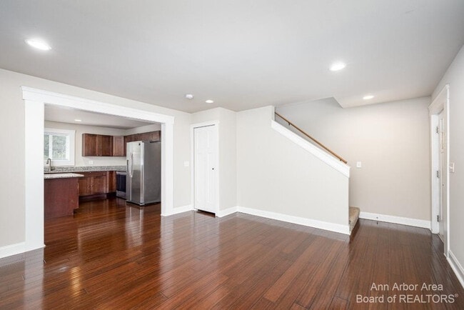 2 Maple Vlg Ct
