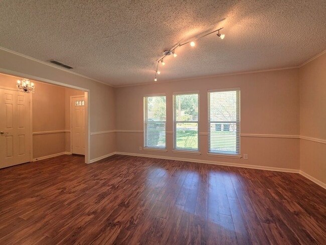 Photo - 1404 Woodbridge Dr