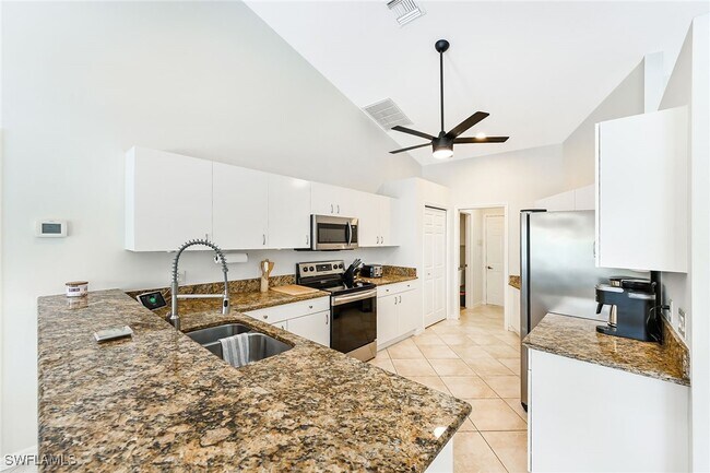 Photo - 589 Lambton Ln