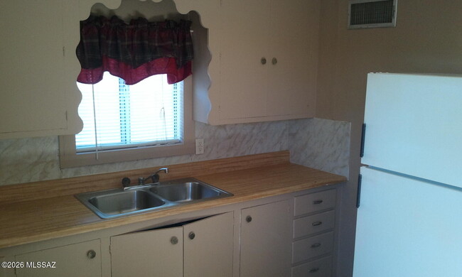 Photo - 114 E Blacklidge Dr