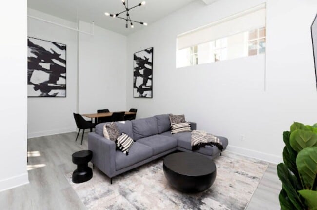 Building Photo - 300 Cathedral St