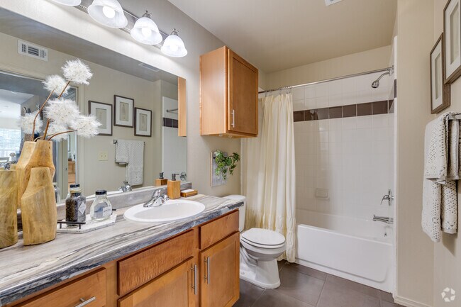 2BR, 2BA - 1108SF - Restroom