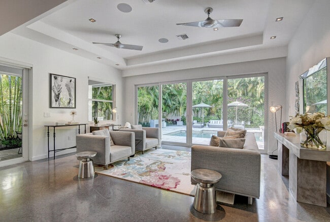 Photo - 717 NE 1st Ct