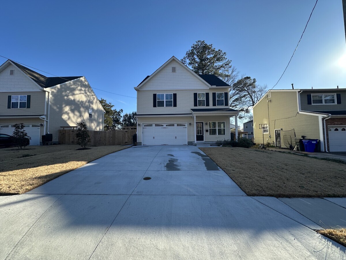 Photo - 765 Sheppard Ave