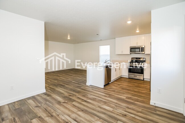 Photo - 335 Lightning Ave