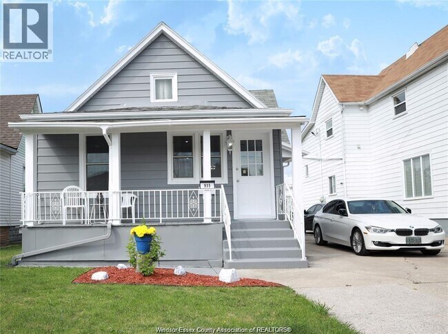Photo - 935 Langlois Ave