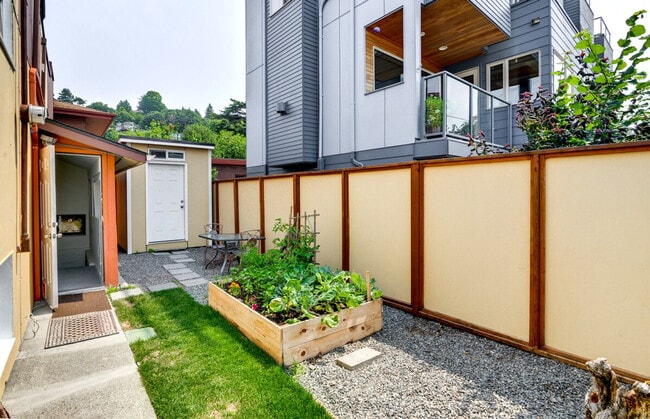 Photo - 2430 Alki Ave SW Unidad ID1051267P