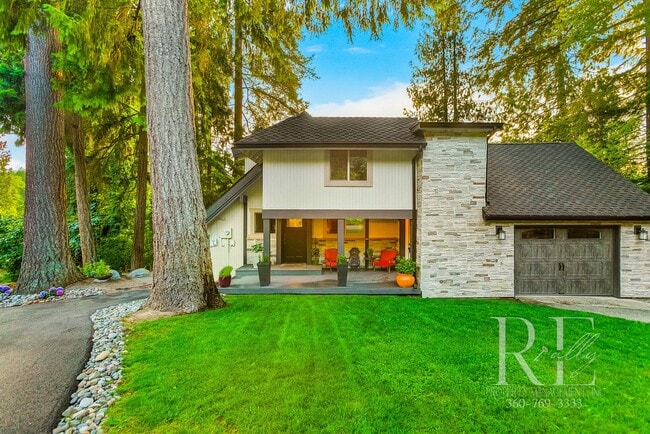 Building Photo - Stunning Lake Front Rental