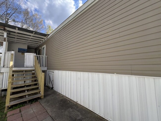 Photo - 3-bedroom 2-bath large single wide 1080 Square Feet mobile home located in Baker, LA