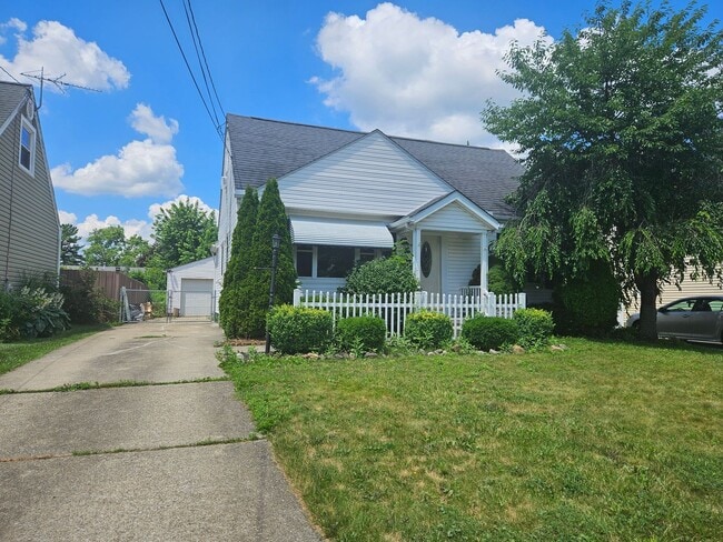 Charming 3-Bedroom Home with Private Yard ... - Charming 3-Bedroom Home with Private Yard ...