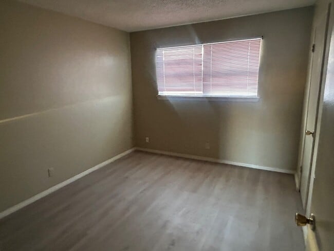 Photo - 1900 W 9th St