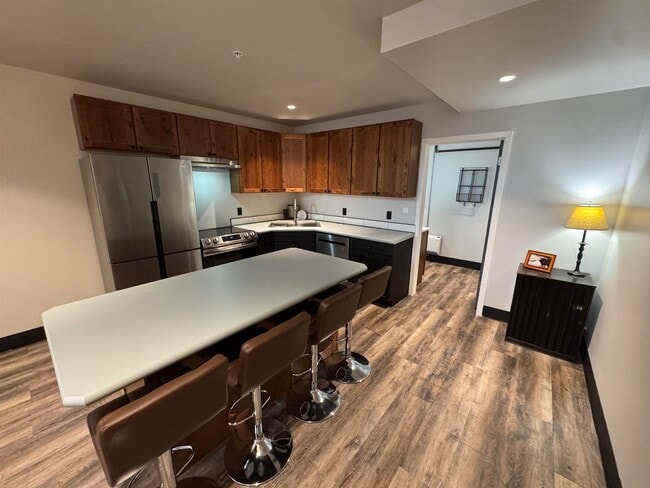 Building Photo - 824 W 8th St