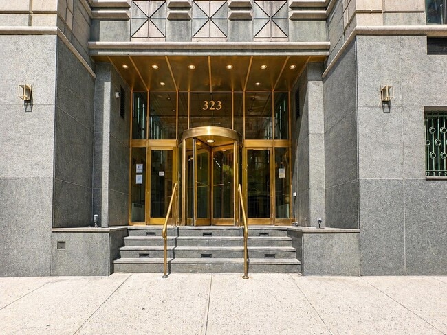 Photo - 323 W 96th St Unidad 714