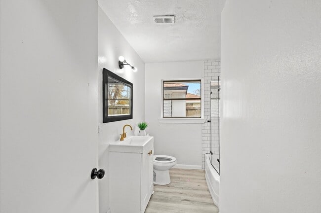 Photo - 2119 Linden Creek Ln