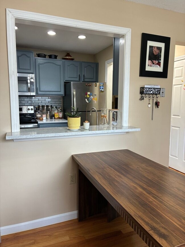Photo - Wonderful 2 bedroom townhouse with heat in...