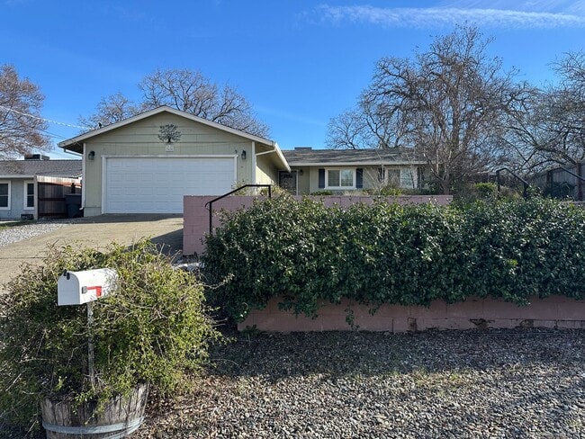 Building Photo - Charming Home with Open Floor Plan in West Redding