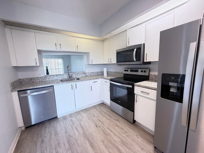 Building Photo - 12650 SW 15th St Unit 304f