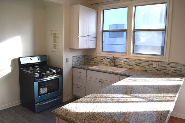 Photo - 1172 N Ardmore Ave Unit 1172