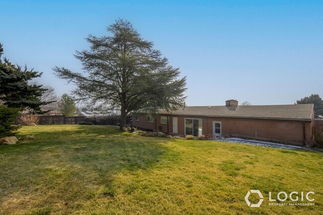 Photo - 195 E Roundtoft Dr