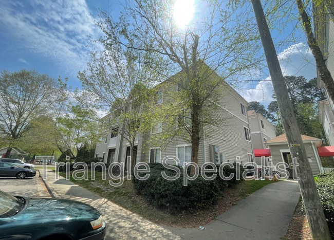 Building Photo - 1420 Collegiate Cir Unit 101