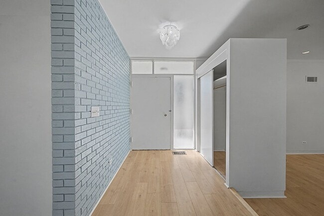 Photo - 1008 N Van Buren St