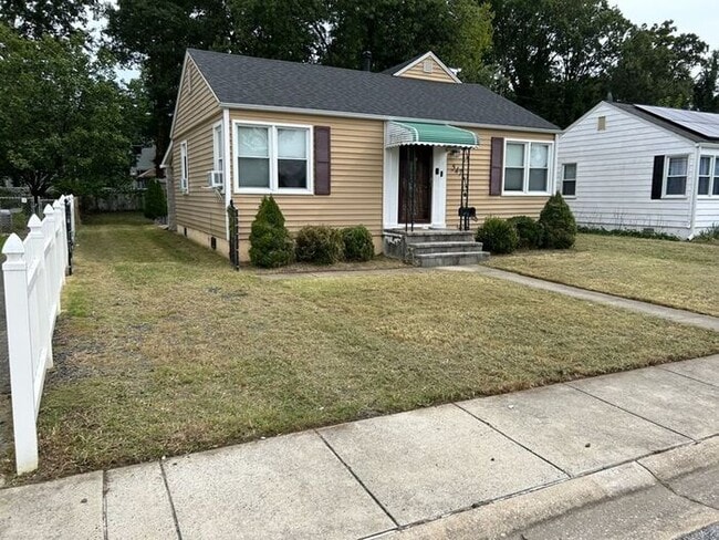 Building Photo - !! $500 OFF 2nds MONTH'S RENT!!! Charming 3BR 2BA Home w/ Updated Kitchen + Large Front and Back...