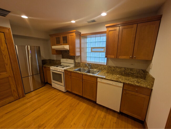 Building Photo - 3242 W Wrightwood Ave Rental