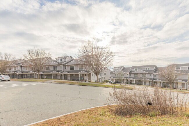 Building Photo - 330 Crystal Ave Unit 16