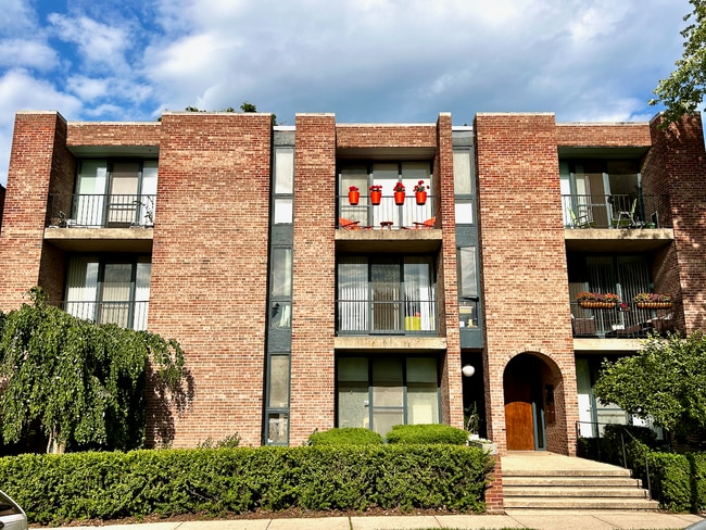 Building Photo - 5435 N Artesian Ave Unit 3E