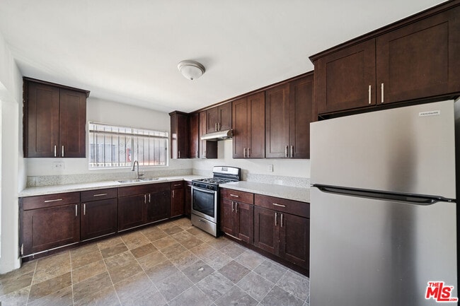 Building Photo - 5380 Romaine St Unit 4