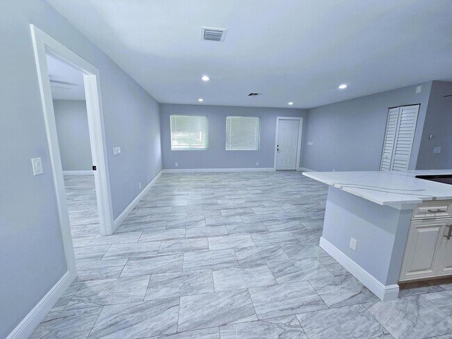 Photo - 324 S Chillingworth Dr