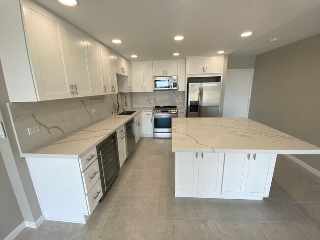 Photo - Pacific Beach - 3 blocks to Beach! 2bd/2ba Spacious 6th floor condo remodeled in 2022! Spectacul...