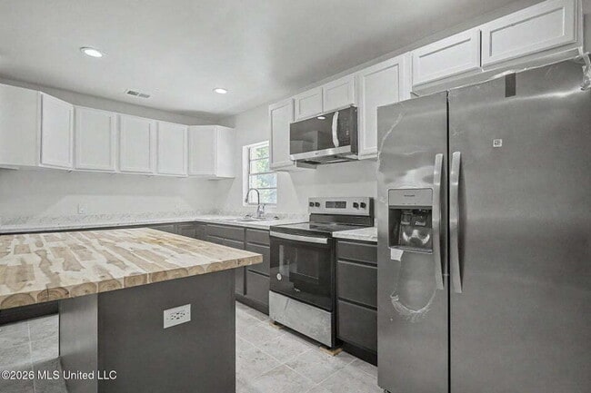 Photo - 3 bed close to D'Iberville! Unit #2