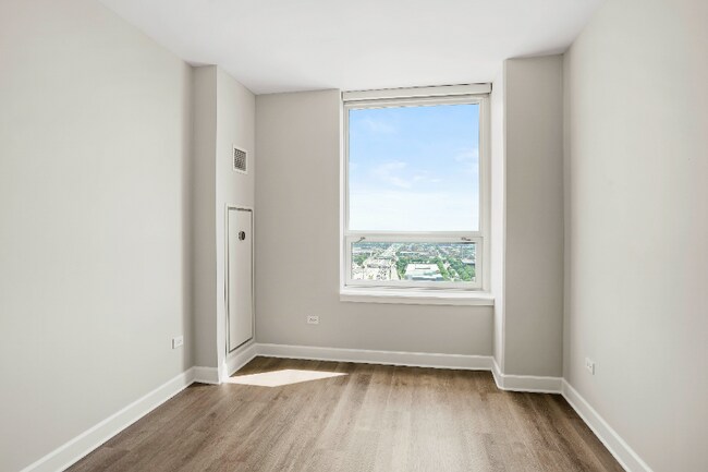 Photo - 747 W Adams St