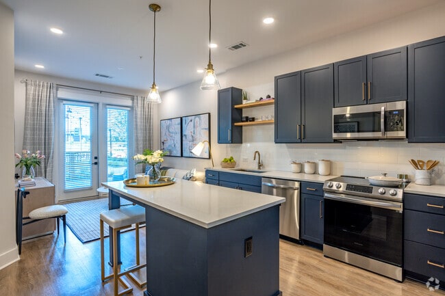 1BR, 1BA - 700 SF