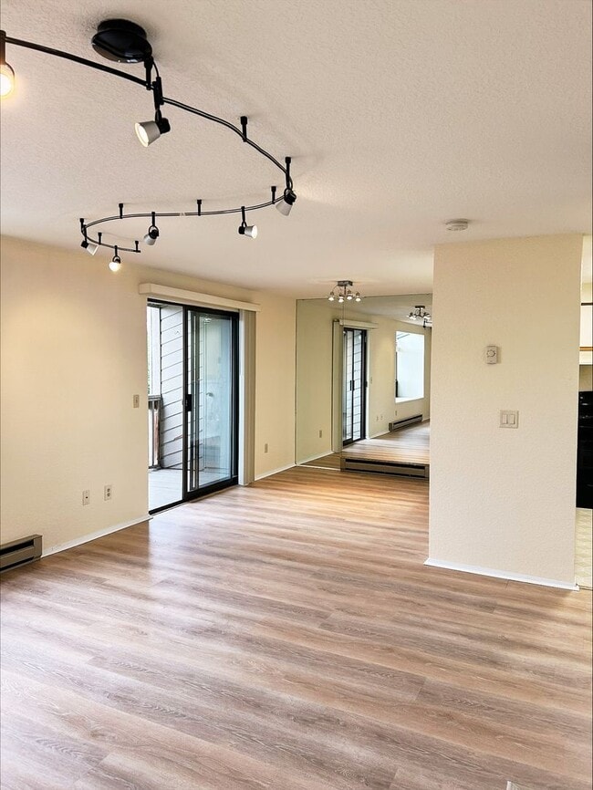 Photo - 2 Bedroom 1.5 Bath Condo Renton - 1 Carpor...
