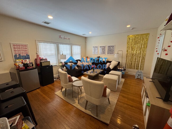 Building Photo - 44 Greycliff Rd Unit 1 Rental