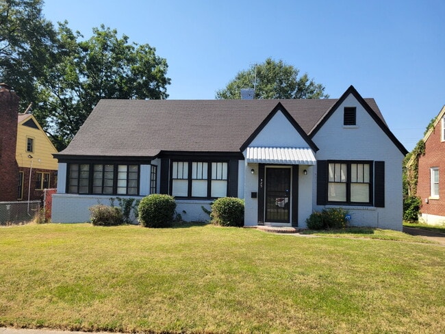 Photo - Charming 3-Bedroom Retreat with Hardwood Elegance