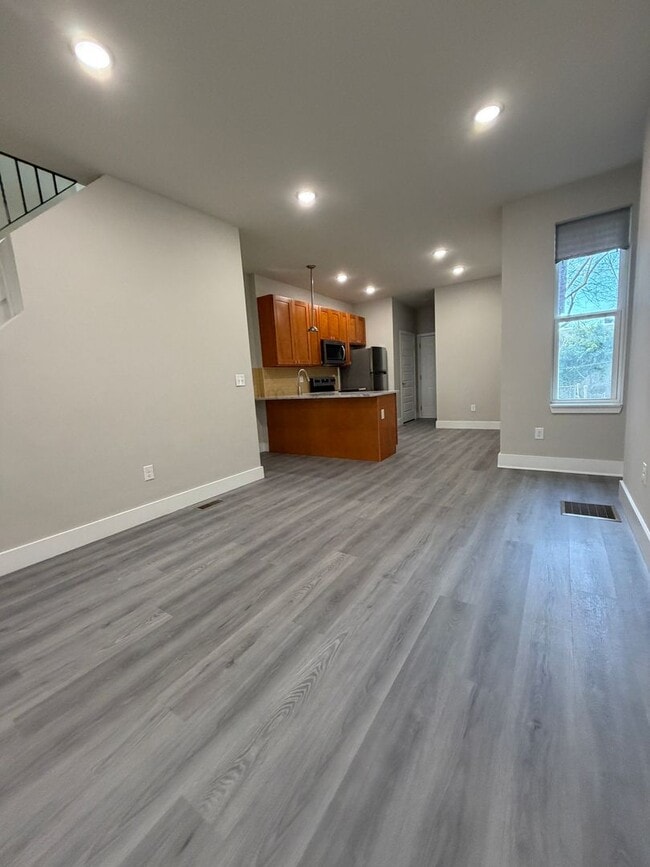 Photo - ??? NEWLY RENOVATED 3 BEDROOMS & 2.5 BATH HOUSE LOCATED IN HADDINGTON