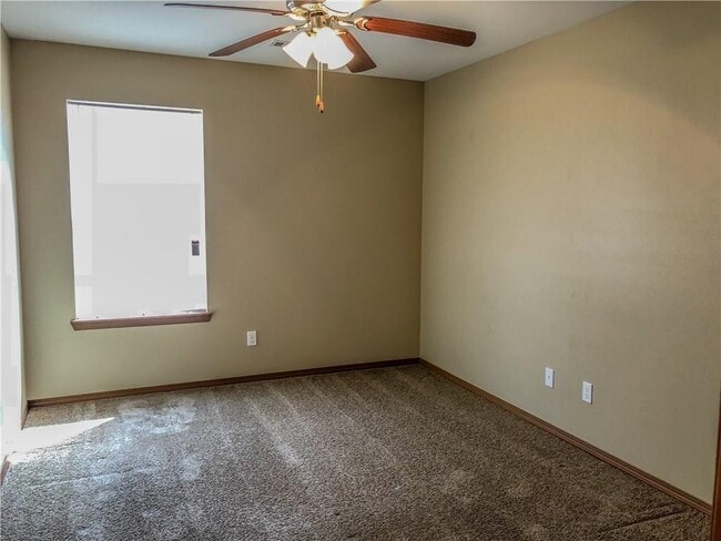 Photo - 211 Foxglove St