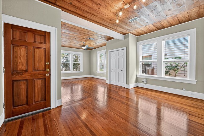 Photo - 711 Fargo St