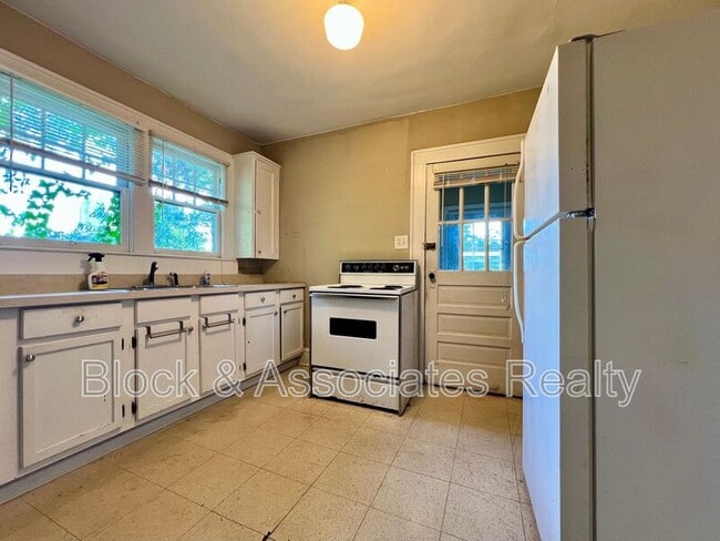 Photo - 120 S Poplar St
