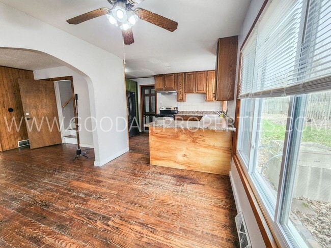 Photo - Great Deal !!! 4 Bedroom 1 Bath Home in Des Moines
