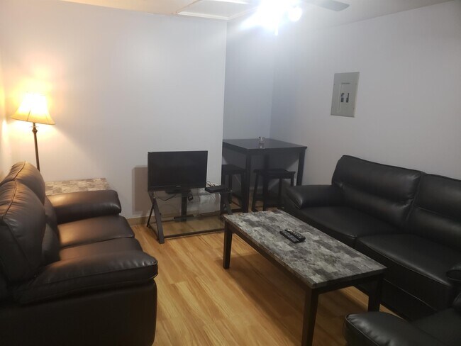 Photo - 10415 99 Ave Unité B2