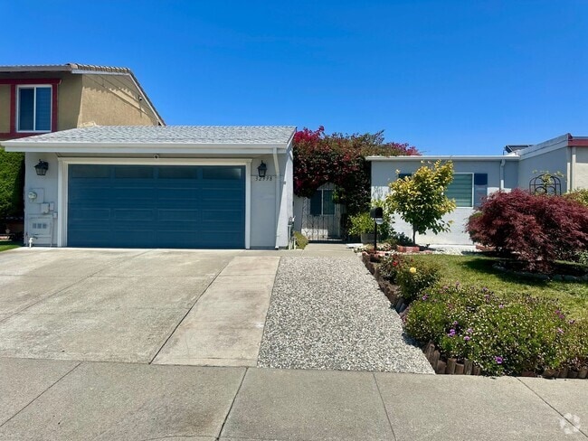 Building Photo - Gorgeous 4 BEDROOM 2 BATH ! Rental