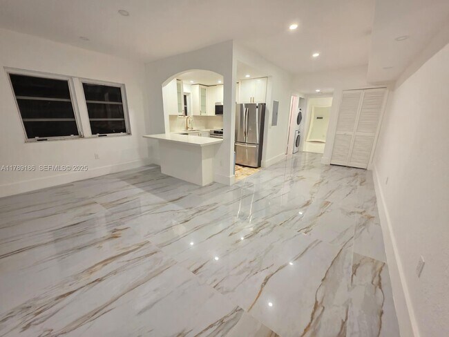 Building Photo - 760 Euclid Ave Unit 204