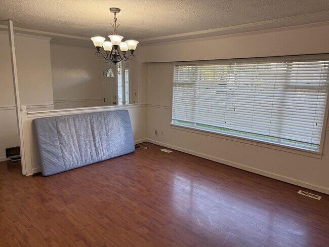 Photo - 14932-1490A 90a Ave