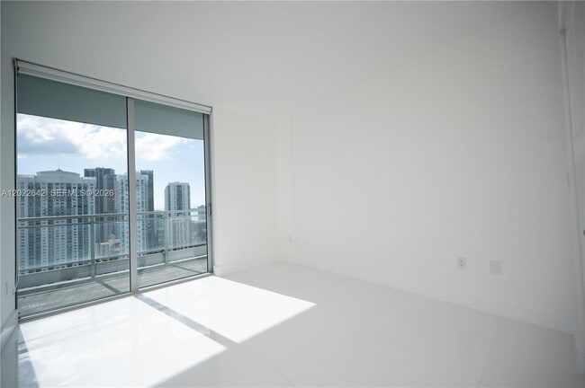 Photo - 92 SW 3rd St Unidad 3411