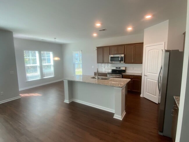 Photo - Spacious 4 Bedroom - great location