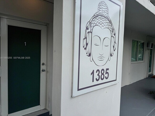 Building Photo - 1385 NE 105th St Unit 1